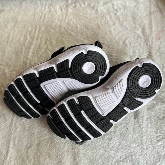 Under Armour kids size 12 black Velcro running shoes - Picture 2 of 3